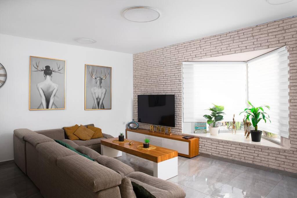 וילת סהרה מעוצבת עם בריכה פרטית Villa Eilat